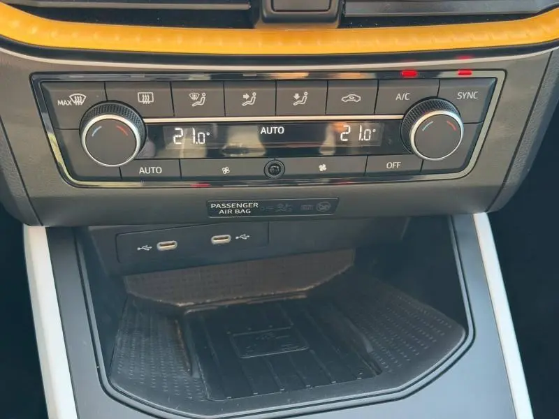 Détail de la console centrale du SEAT Arona 2025 avec climatisation digitale et ports USB, finition gris métal.