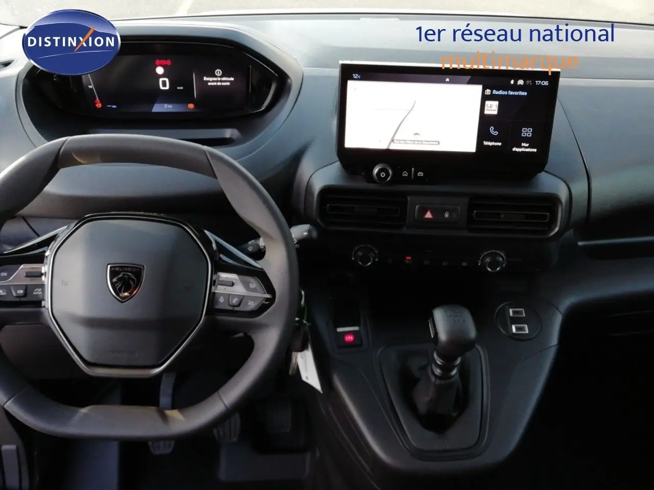 Vue intérieure du tableau de bord et volant Peugeot Partner 2026, avec écran tactile et levier de vitesses manuel.