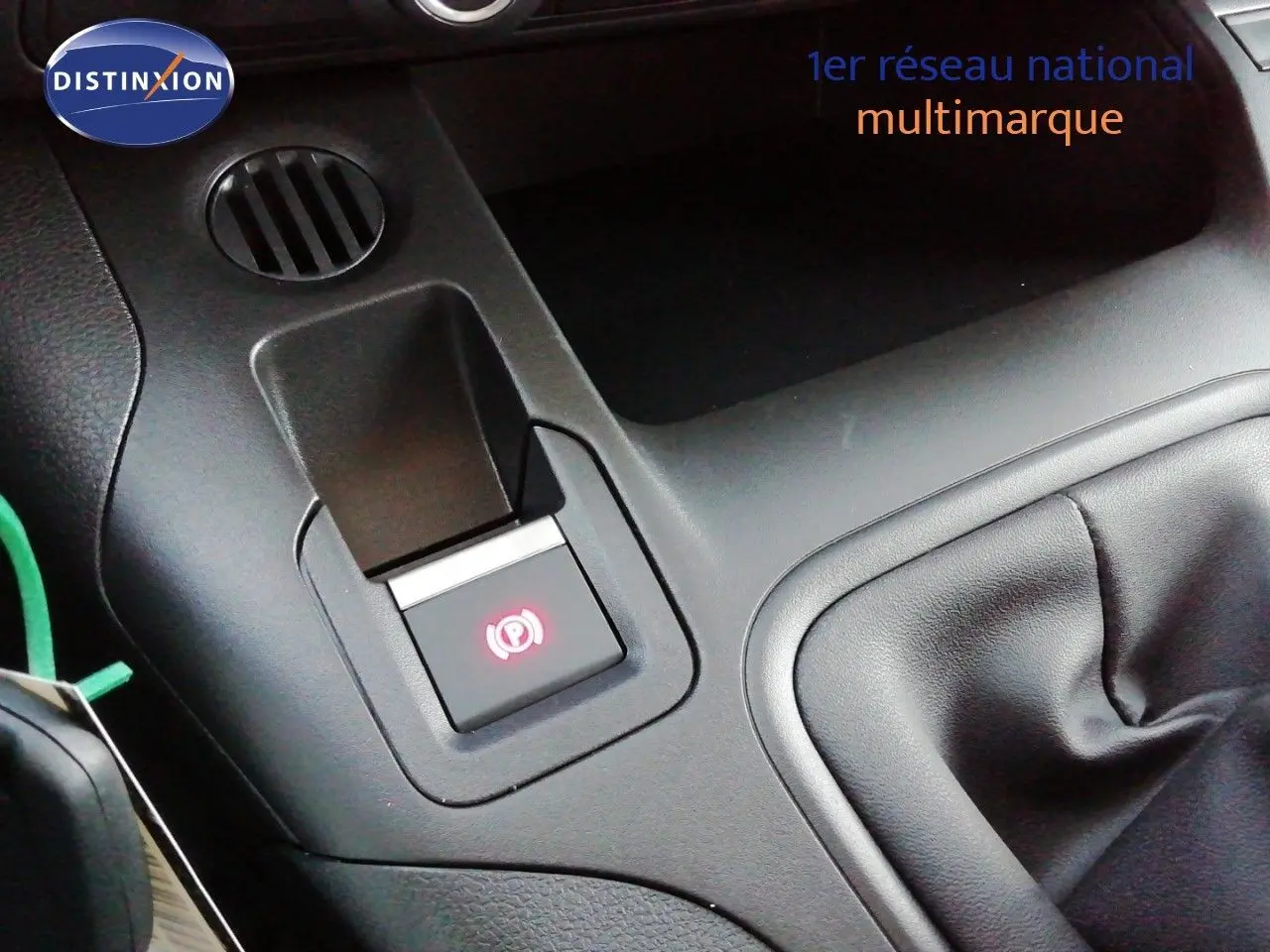 Gros plan sur la console centrale du Peugeot Partner blanc Kaolin, avec frein à main électrique et levier de vitesse.