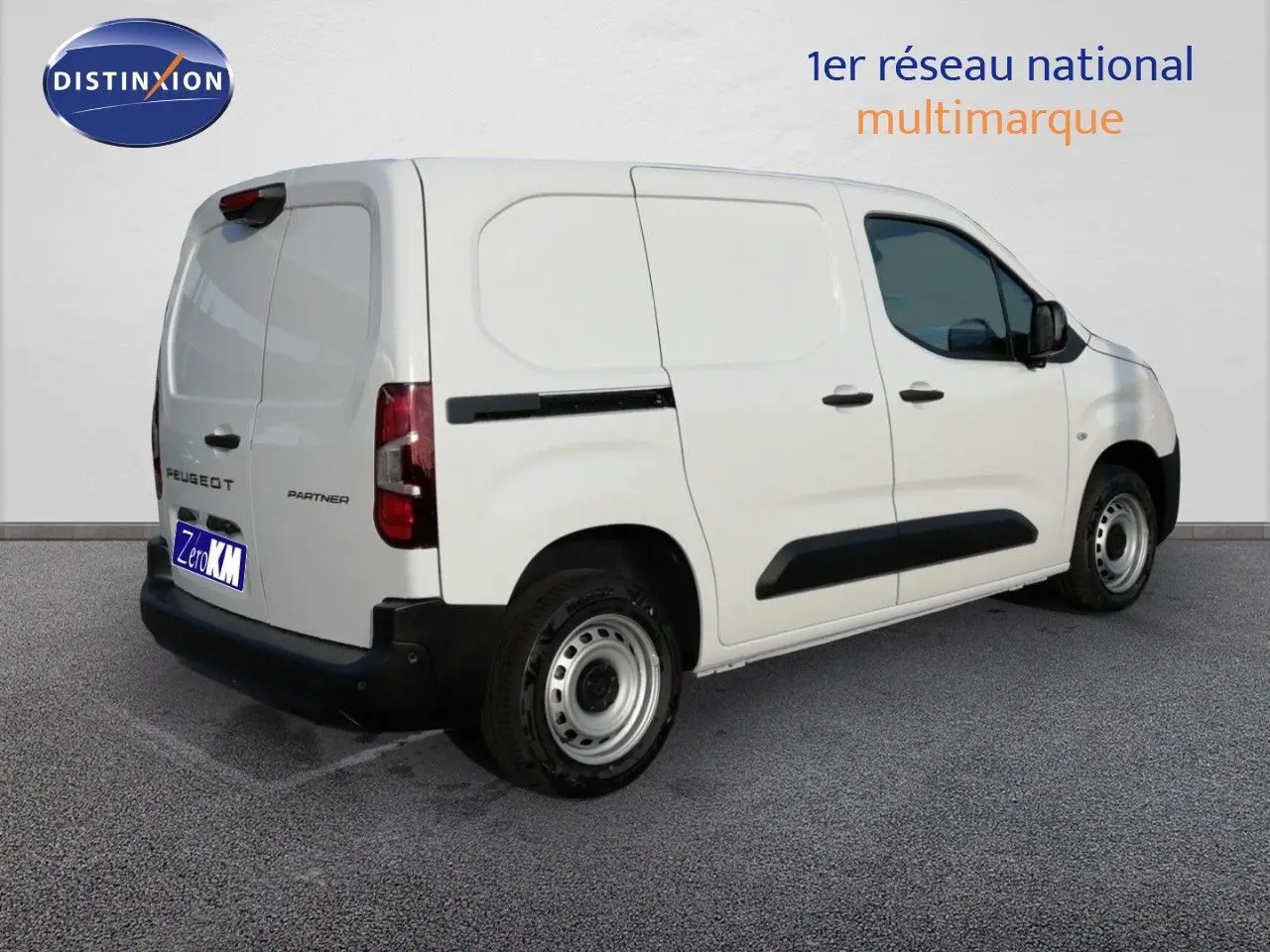 Vue 3/4 arrière droite du Peugeot Partner blanc Kaolin, utilitaire compact avec portes latérales et jantes acier.