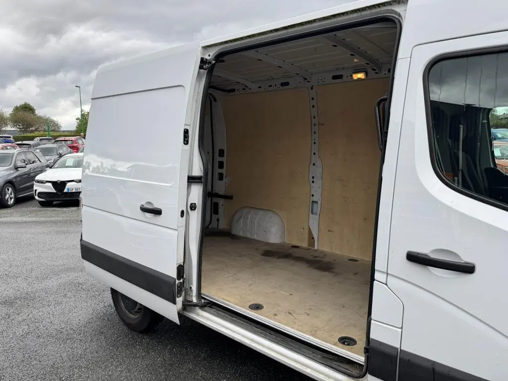 Vue latérale droite d'un Renault Master blanc 2022 avec porte coulissante ouverte montrant l'espace de chargement vide.