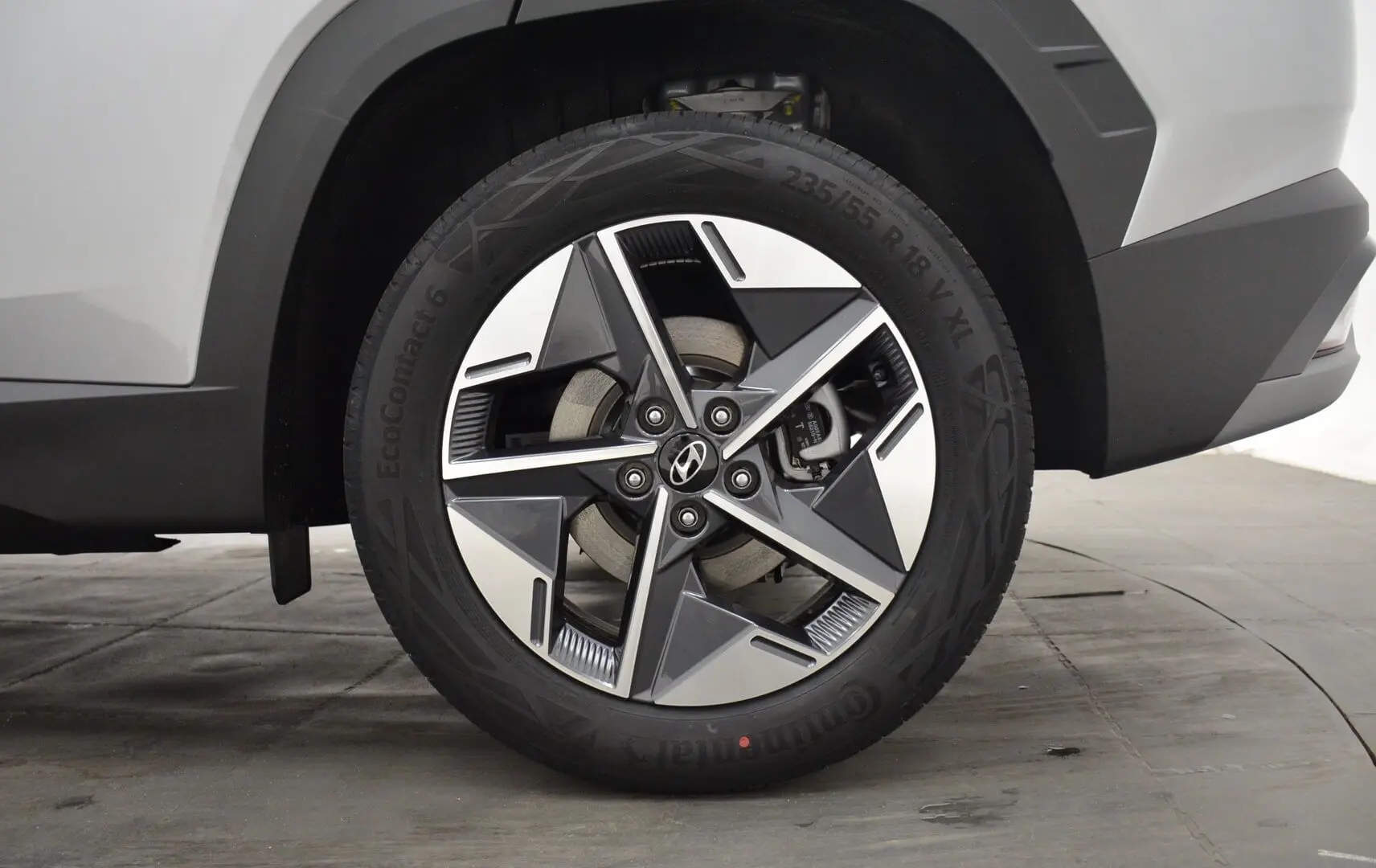 Gros plan sur la roue avant droite du Hyundai Tucson 2025 Shimmering Silver avec jante alliage 18 pouces.