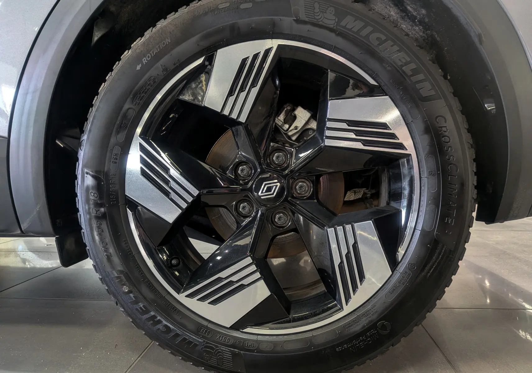 Gros plan sur la jante bi-ton noire et argentée du Renault Symbioz E-TECH 2025 avec pneu Michelin CrossClimate.