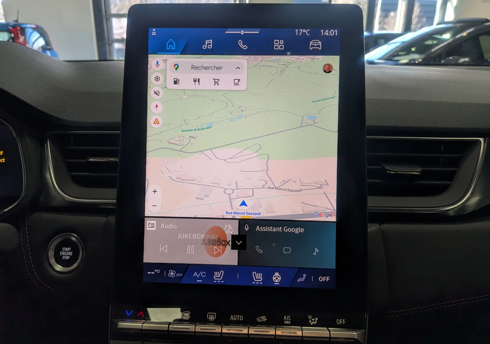 Vue intérieure centrée sur l’écran tactile du tableau de bord du Renault Symbioz gris Cassiopé avec navigation affichée.