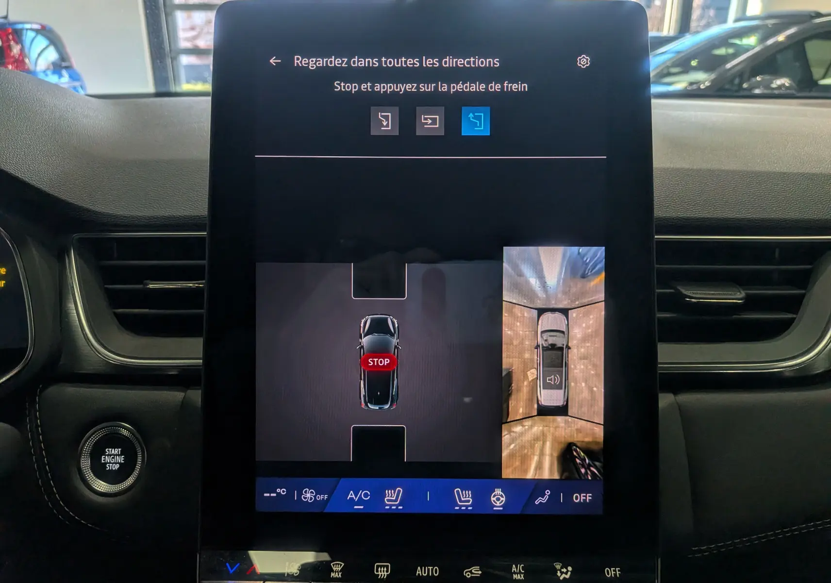 Écran central du Renault Symbioz 2025 montrant l’aide au stationnement avec vue aérienne et instructions de freinage.