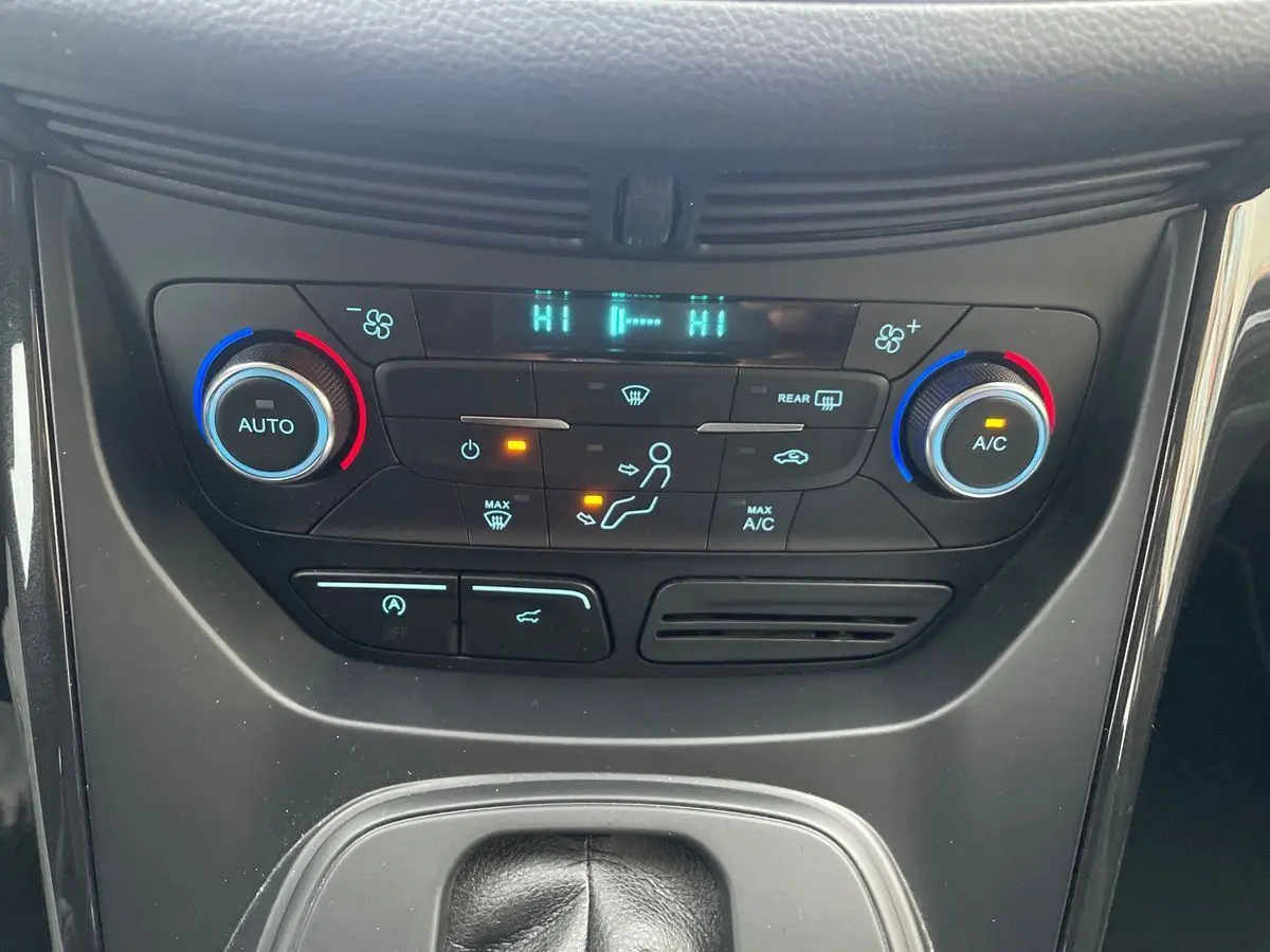 Panneau de climatisation et commandes centrales du Ford Kuga gris 2017, avec réglages de température et ventilation visibles.
