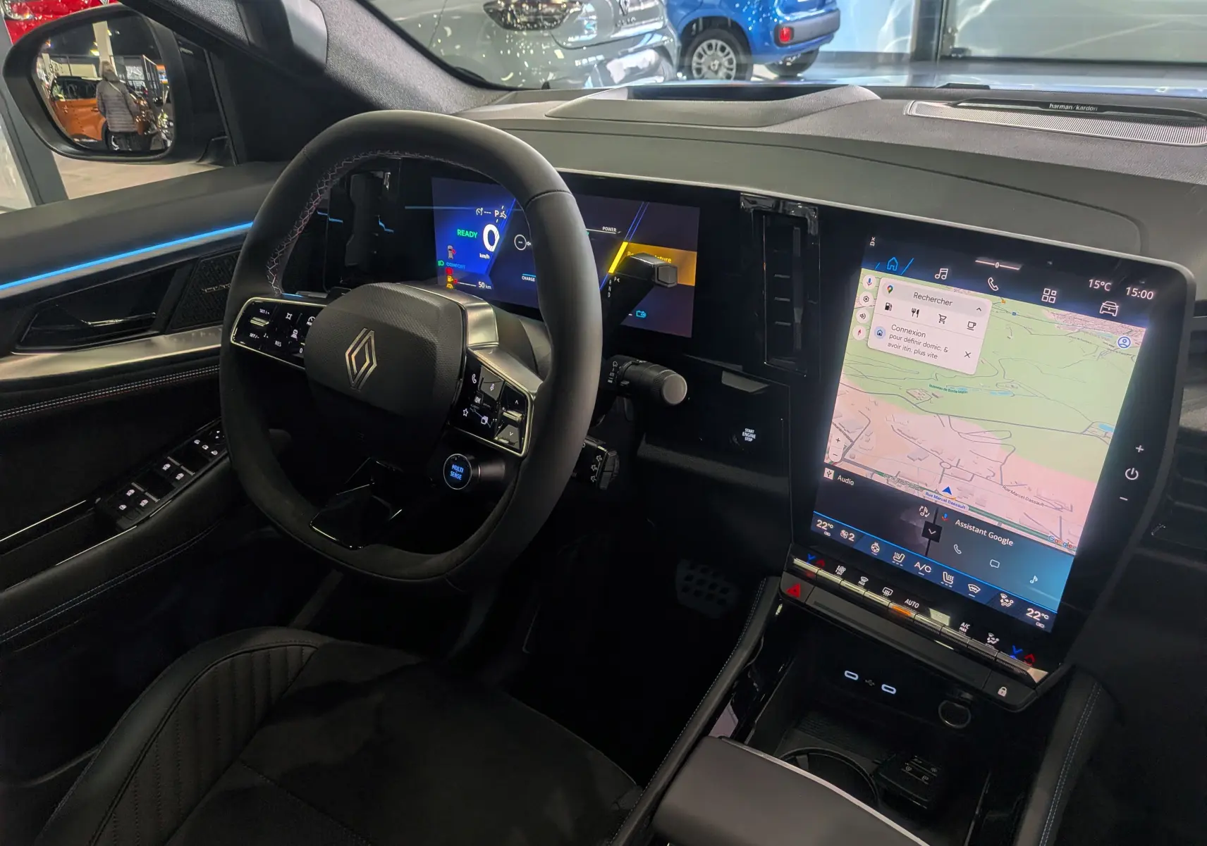 Vue intérieure côté conducteur du Renault Rafale E-TECH 2025, avec tableau de bord numérique et écran tactile central.