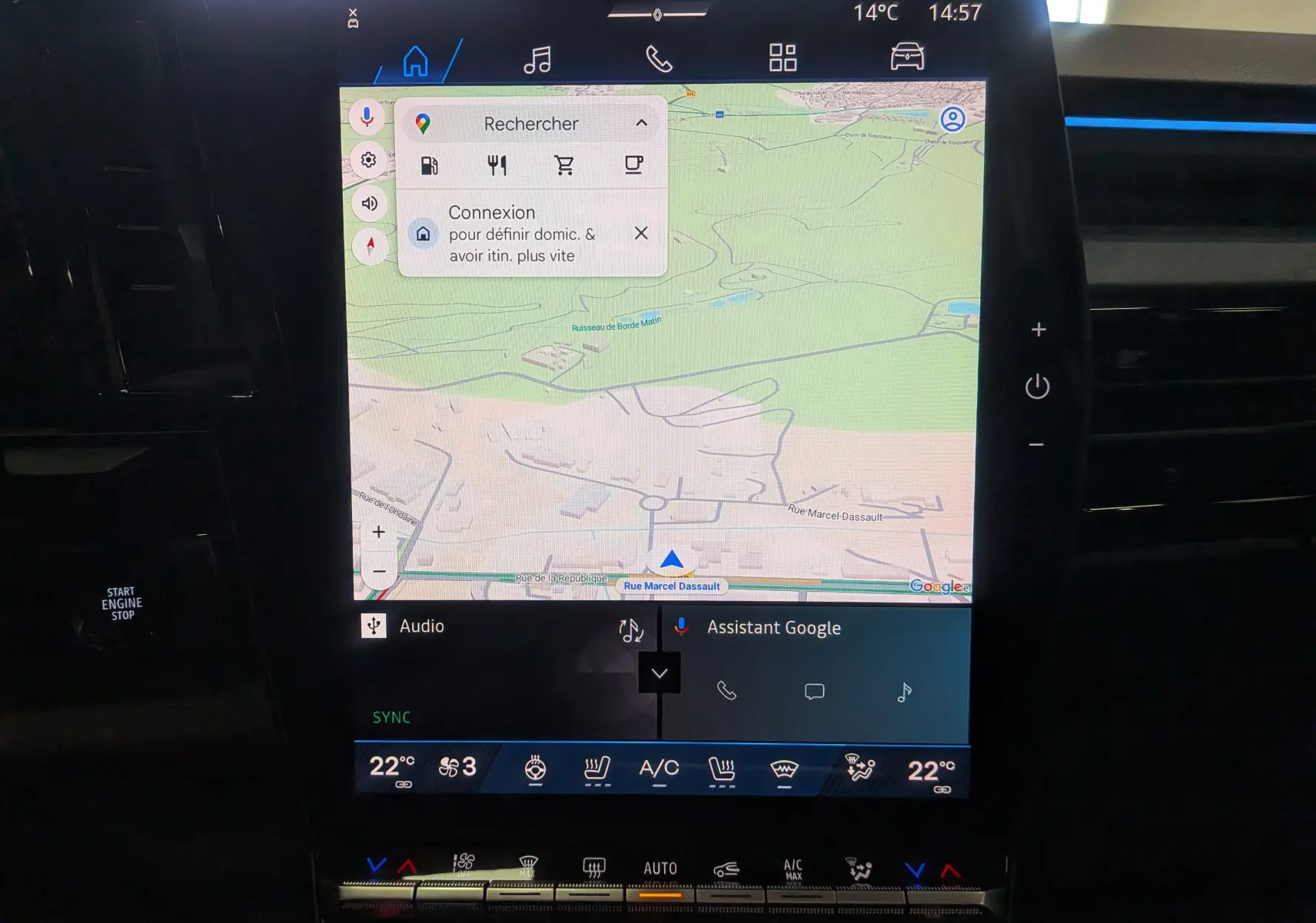 Vue rapprochée de l’écran tactile central du Renault Rafale gris Schiste Satin, affichant la navigation GPS et les commandes climatisation.