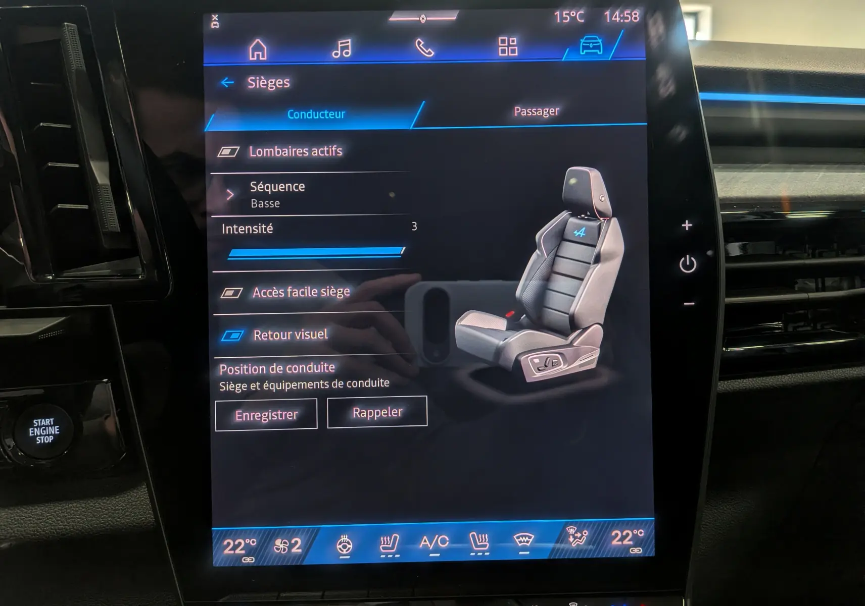 Écran tactile intérieur montrant les réglages du siège conducteur avec illustration du siège Alpine gris, ambiance moderne.