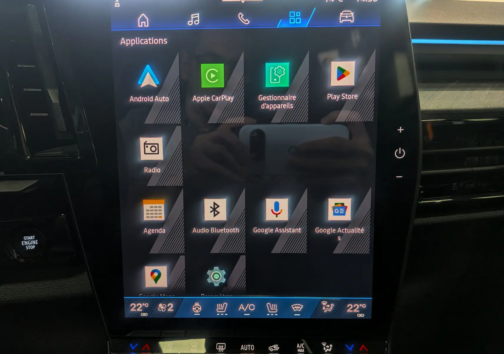 Écran tactile central du Renault Rafale E-TECH gris, affichant les applications connectées avec commandes climatisation en dessous.