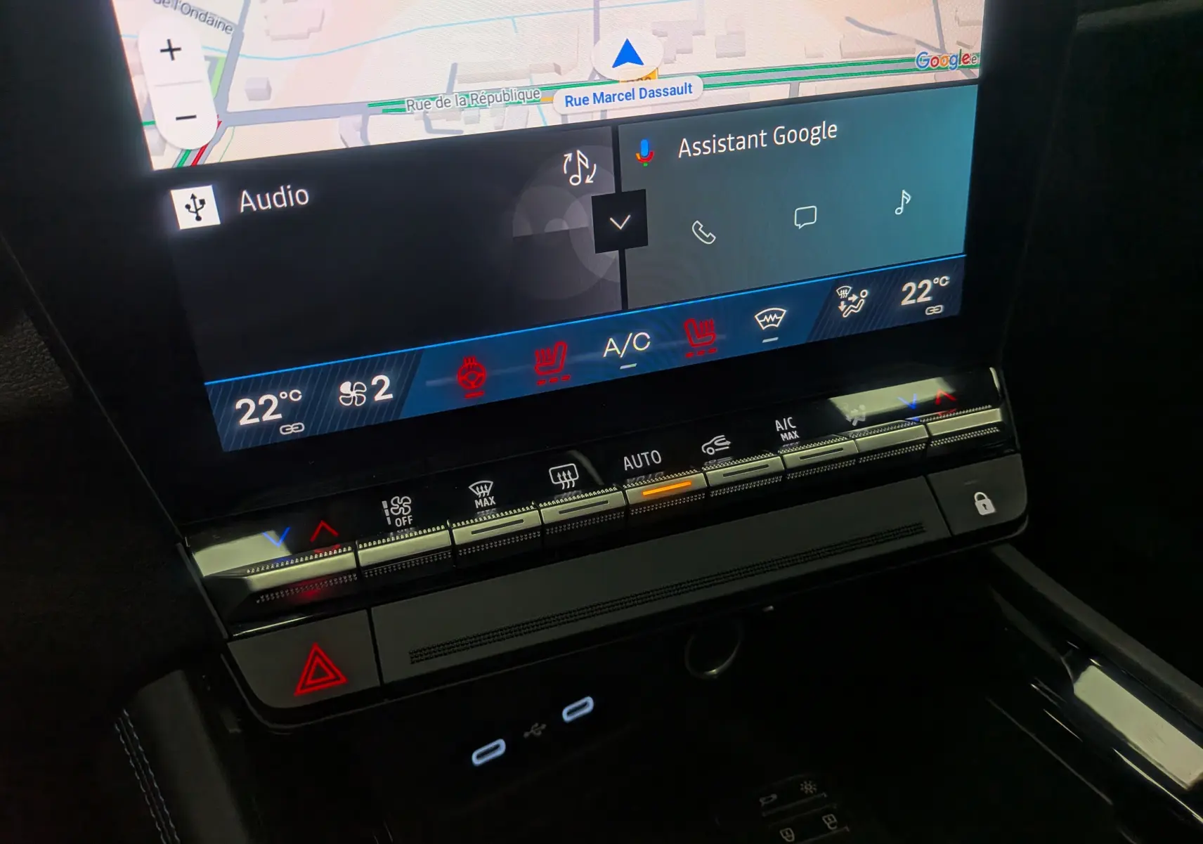 Vue rapprochée de la console centrale du Renault Rafale 2025, écran tactile avec navigation et commandes climatisation.
