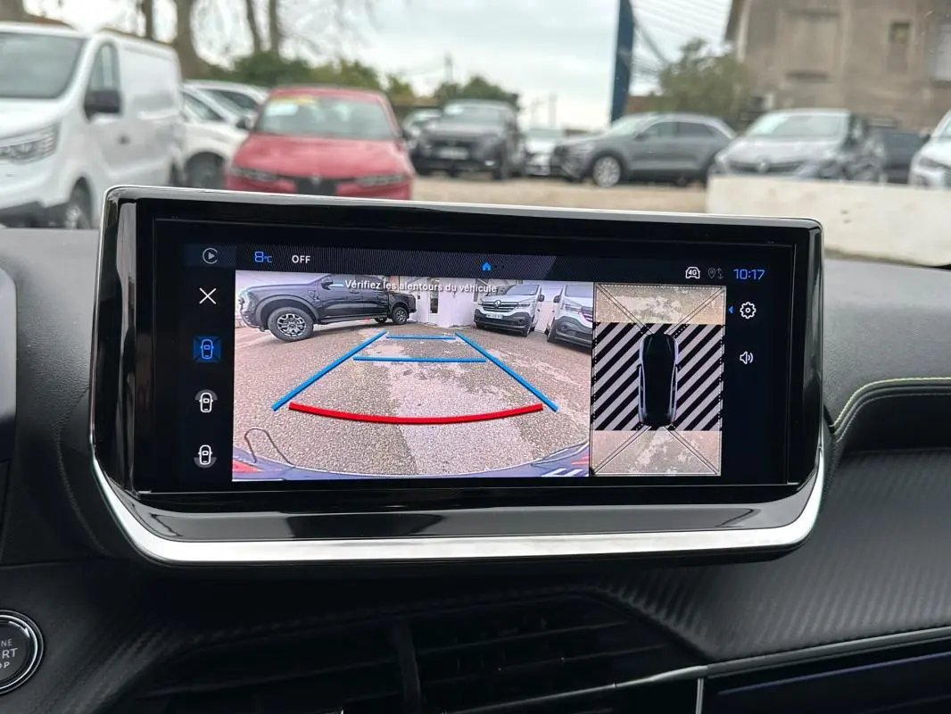 Écran tactile intérieur du Peugeot 208 Hybrid gris montrant la caméra de recul avec vue 360° du véhicule.