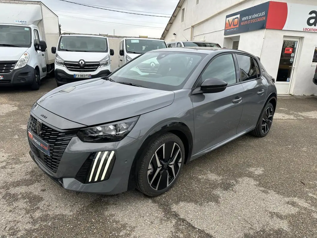 Peugeot 208 Hybrid gris vue 3/4 avant droit, avec phares LED verticaux et jantes alliage 17 pouces.