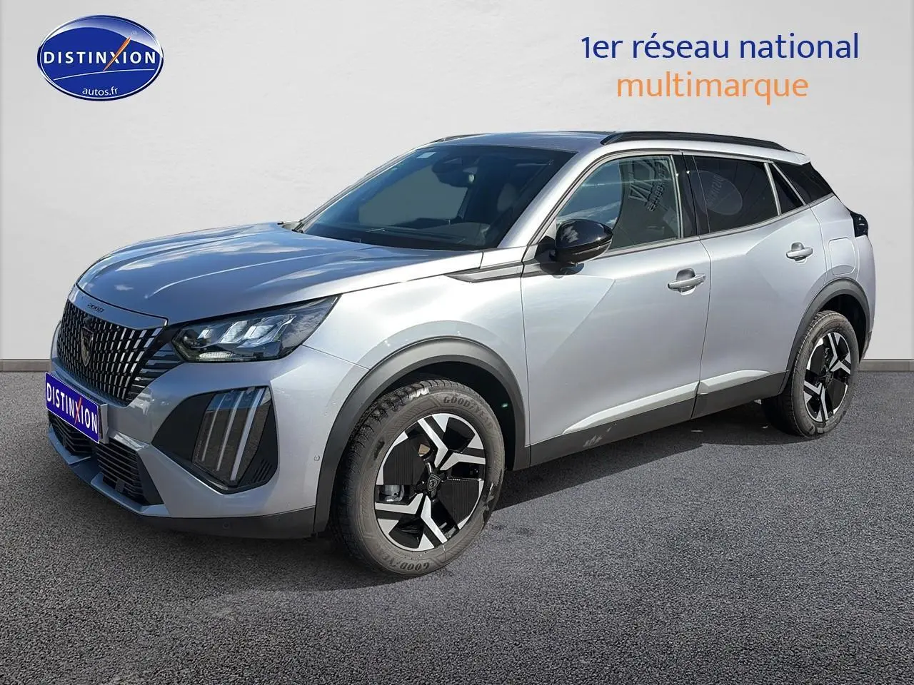 Peugeot 2008 1.2 100 Allure gris Artense en 3/4 avant droit avec jantes alu et feux LED distinctifs.