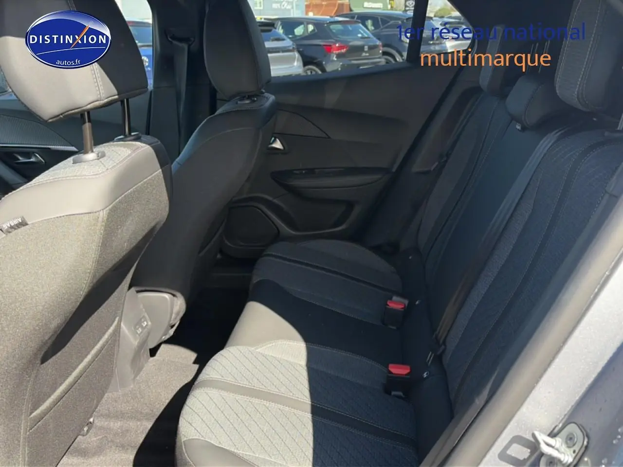 Vue intérieure côté droit de la banquette arrière en tissu gris du Peugeot 2008 1.2 100 Allure 2025.