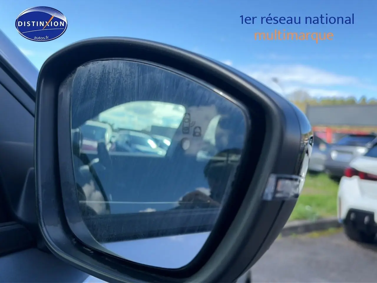 Rétroviseur extérieur droit de la Peugeot 2008 gris artense, avec répétiteur de clignotant intégré.