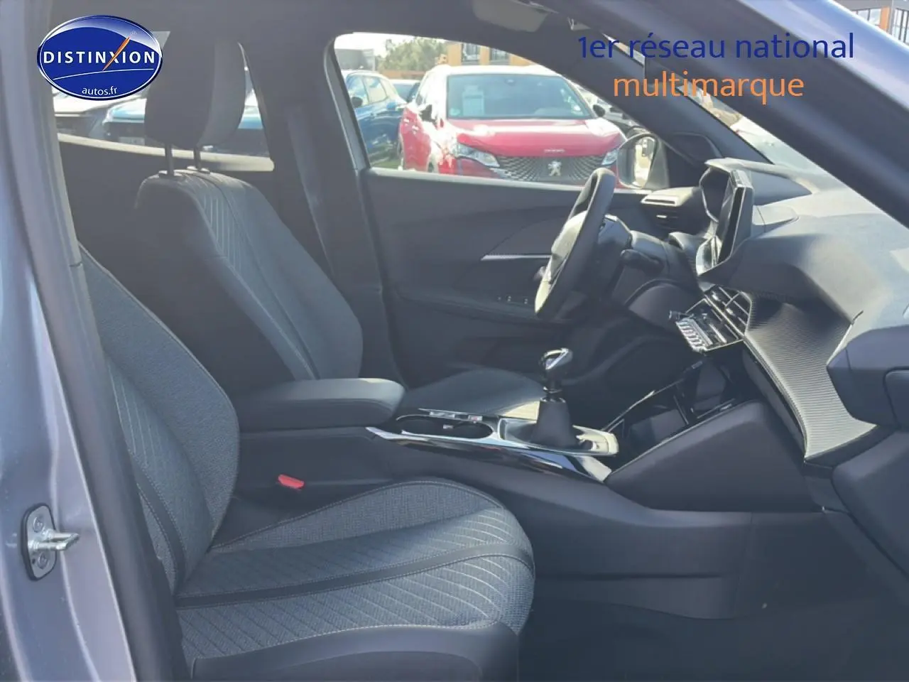 Vue intérieure côté conducteur du Peugeot 2008 2025 gris Artense, montrant sièges et tableau de bord moderne.