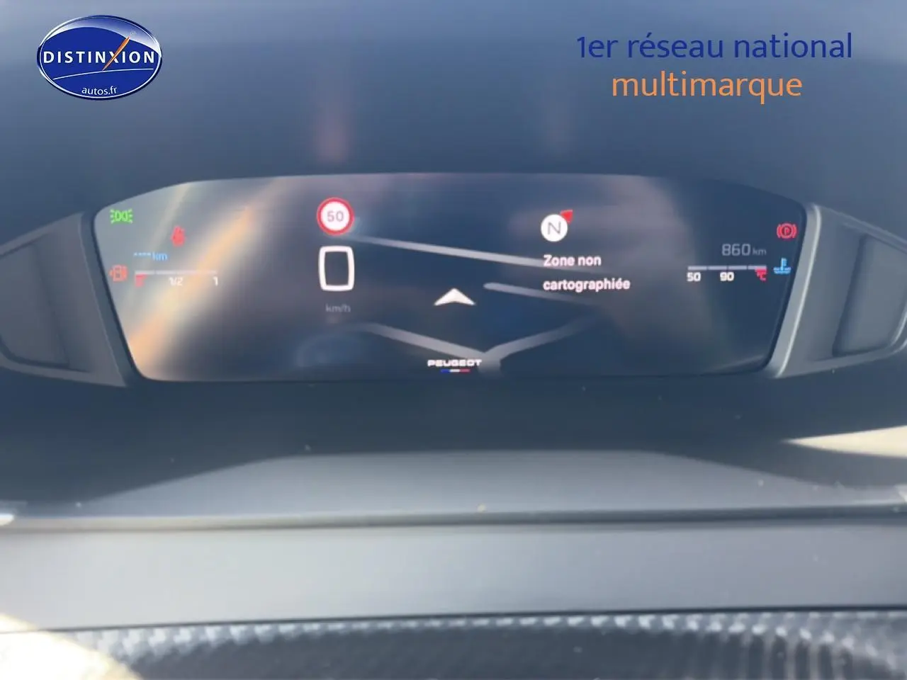 Vue rapprochée du tableau de bord numérique du Peugeot 2008 gris Artense, affichant la vitesse et la navigation.