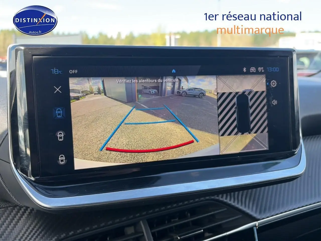 Écran tactile intérieur montrant la caméra de recul et l'aide au stationnement du Peugeot 2008 gris Artense.