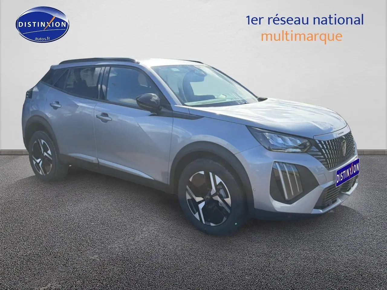 Peugeot 2008 gris artense en 3/4 avant droit, avec jantes alliage et calandre distinctive noire.