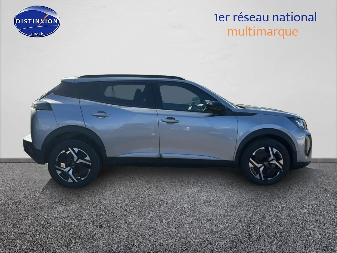 Profil droit d'un Peugeot 2008 gris artense 2025 avec jantes alu et vitres arrière teintées.