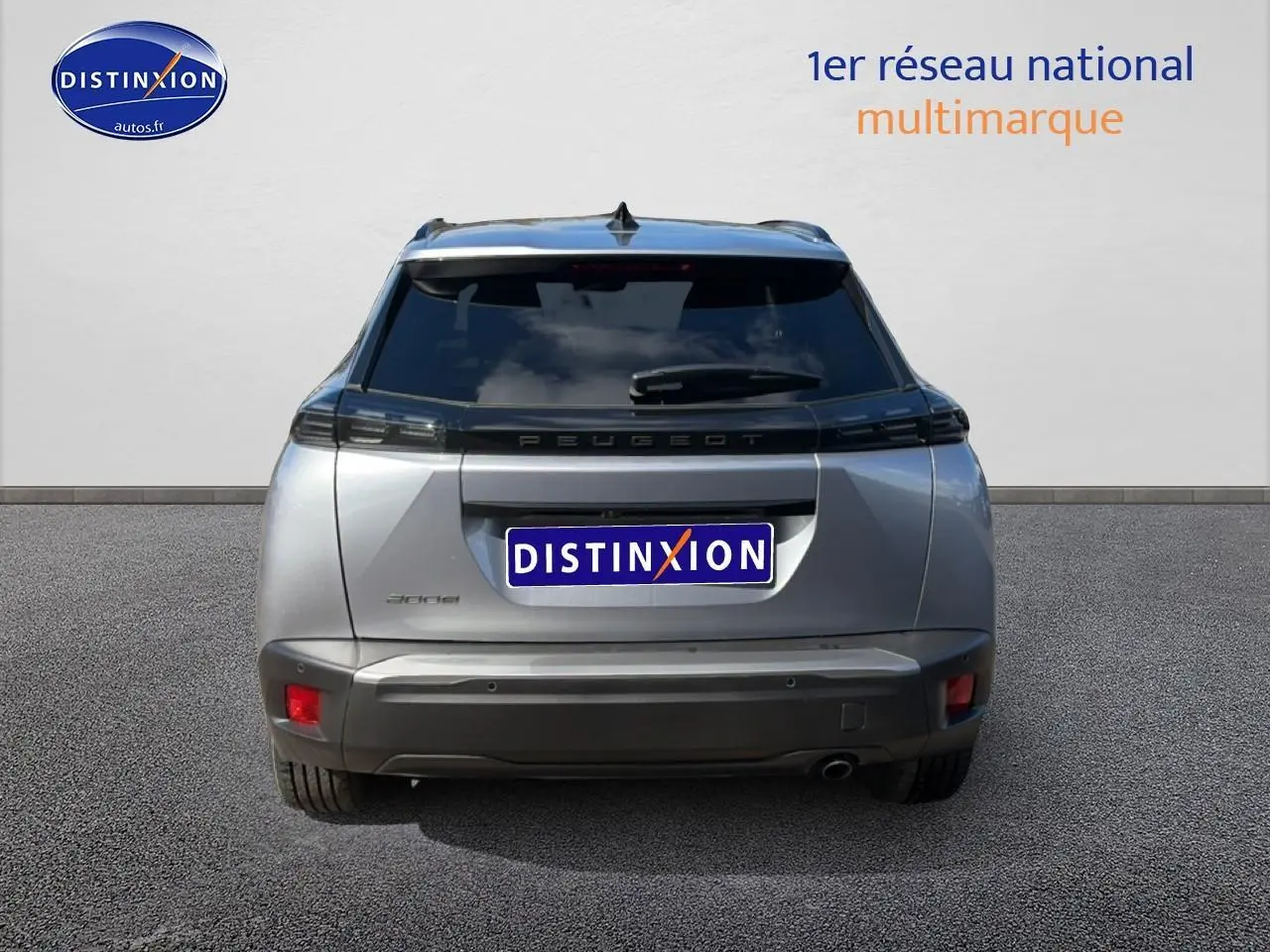 Vue arrière d'un Peugeot 2008 gris artense avec feux arrière à LED et lunette arrière teintée.