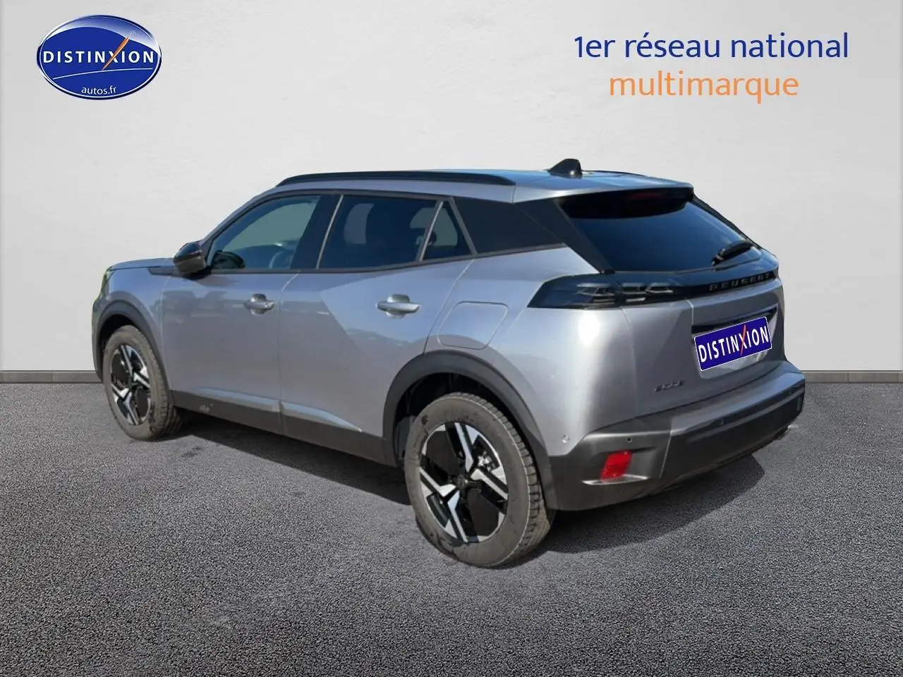 Peugeot 2008 gris artense vue 3/4 arrière droit, avec jantes alu noires et vitres arrière teintées.