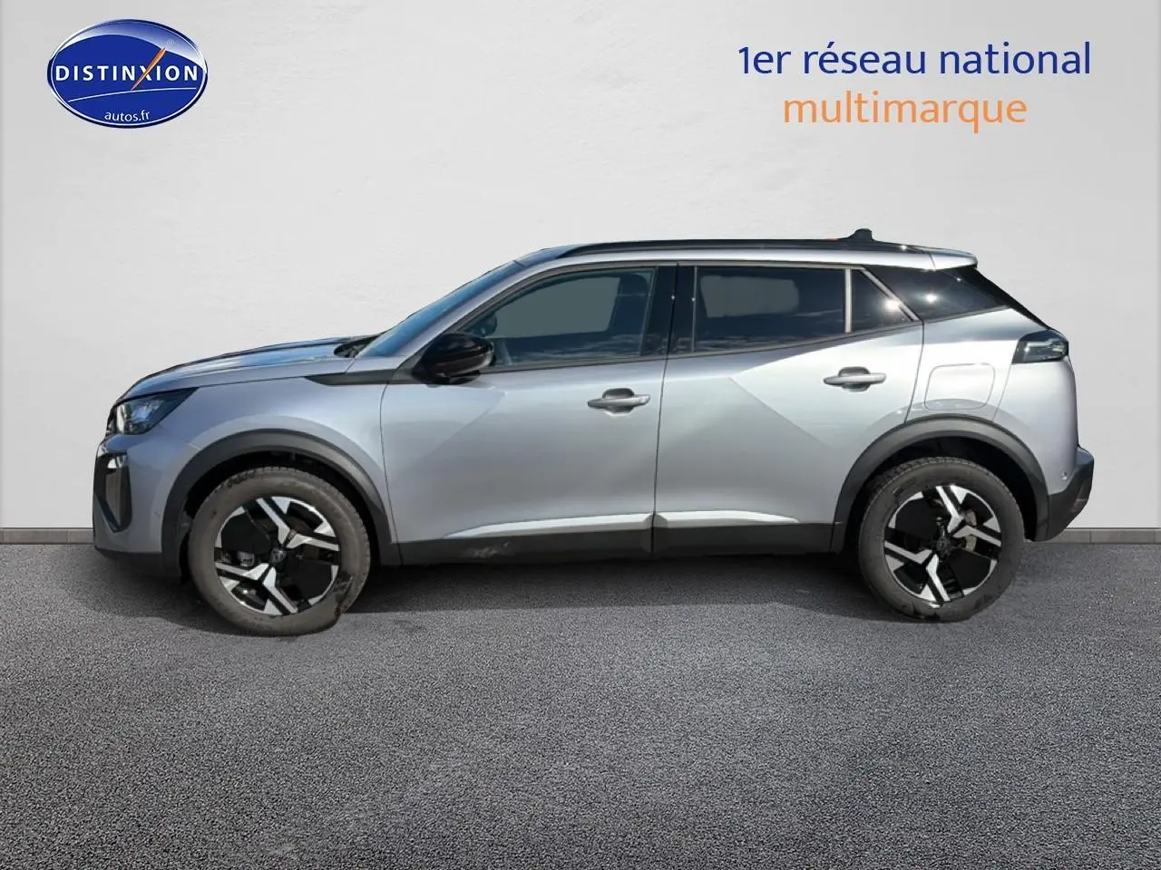 Vue latérale droite d’un Peugeot 2008 gris artense avec jantes alliage noires et toit noir contrasté.