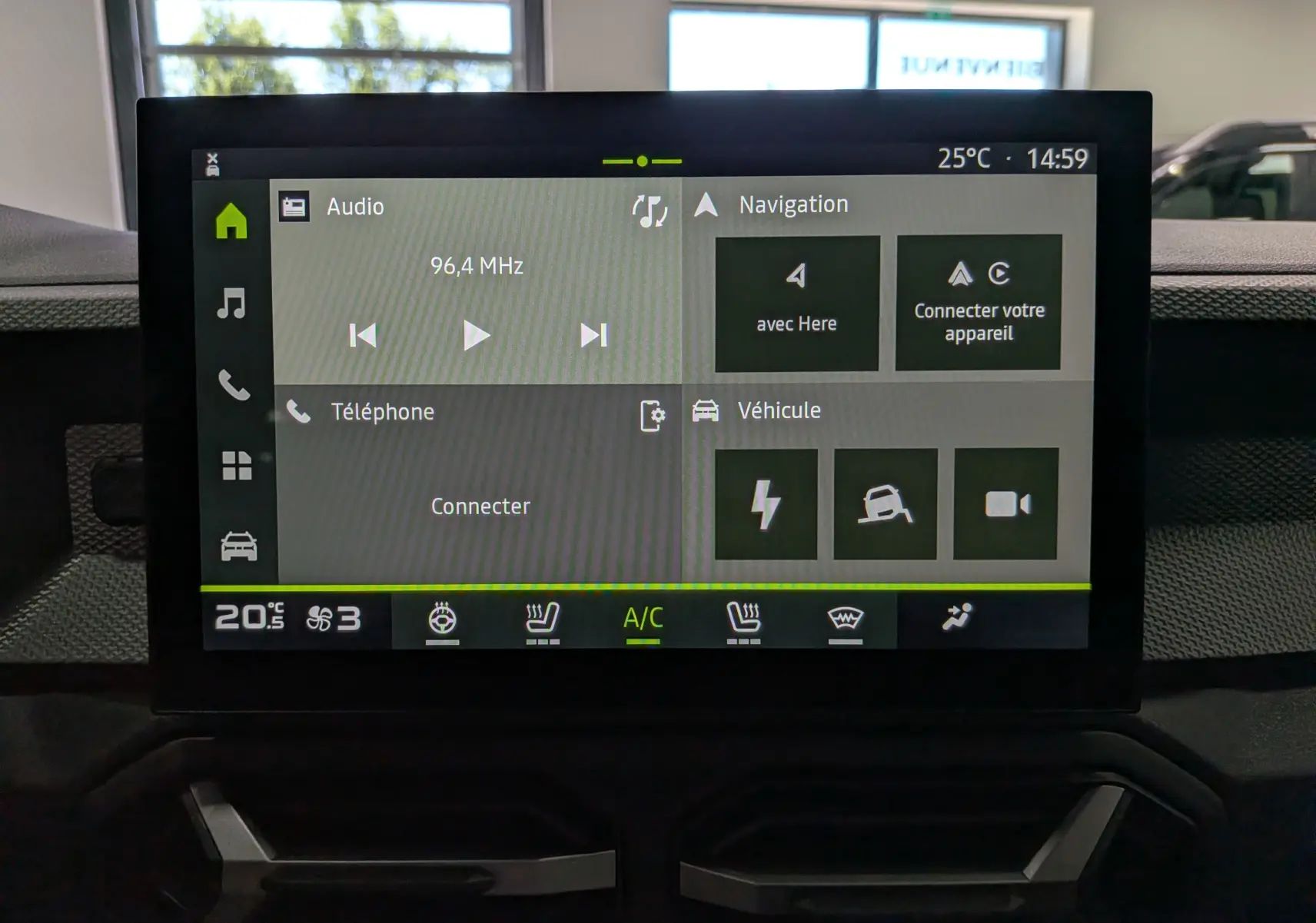 Écran tactile central du tableau de bord du Dacia Duster Hybrid-G 150 CH 4x4, affichant les options audio, navigation et climatisation.