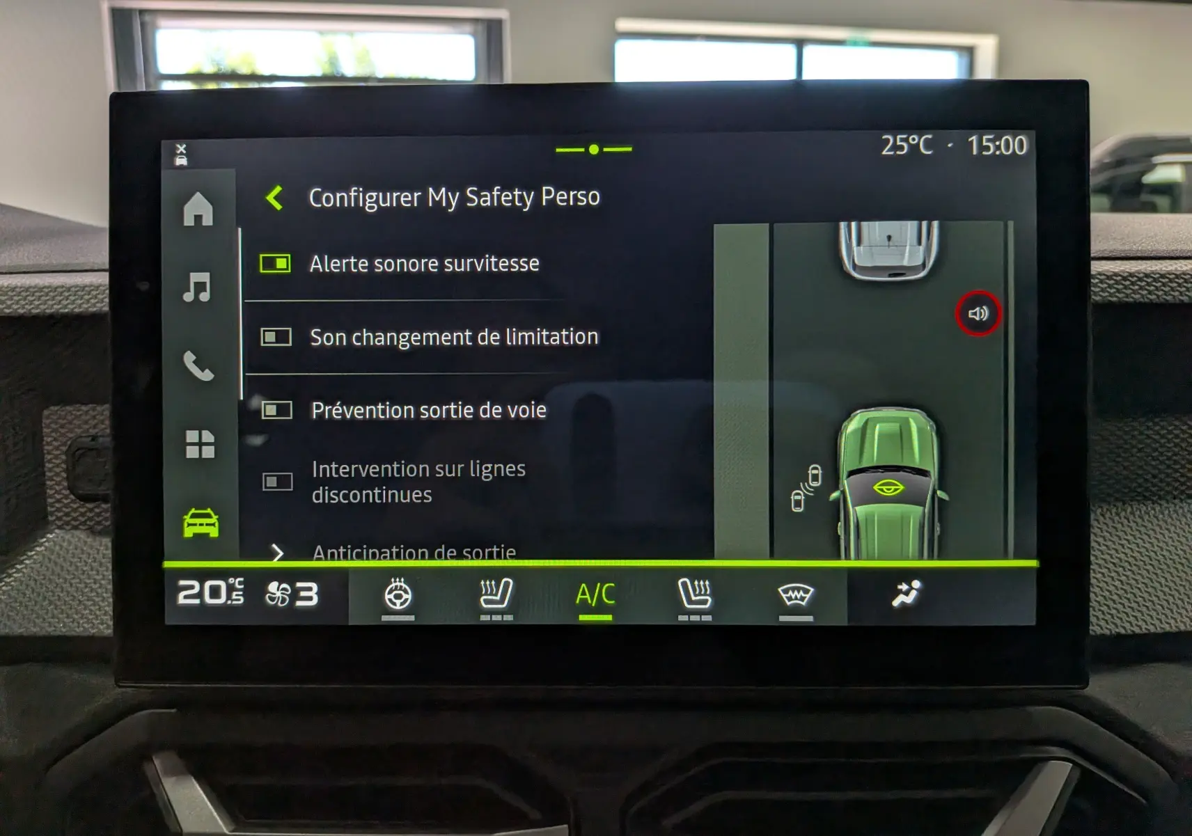 Écran tactile intérieur du Dacia Duster Hybrid-G 150 CH 4x4 Journey affichant les réglages d’alerte et de sécurité.