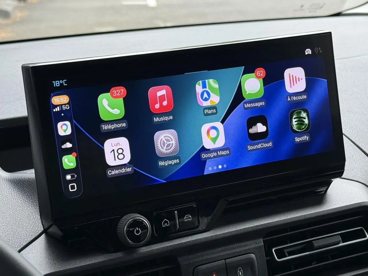 Écran tactile 10 pouces du tableau de bord du Citroën Berlingo Multispace gris acier, affichant Apple CarPlay.