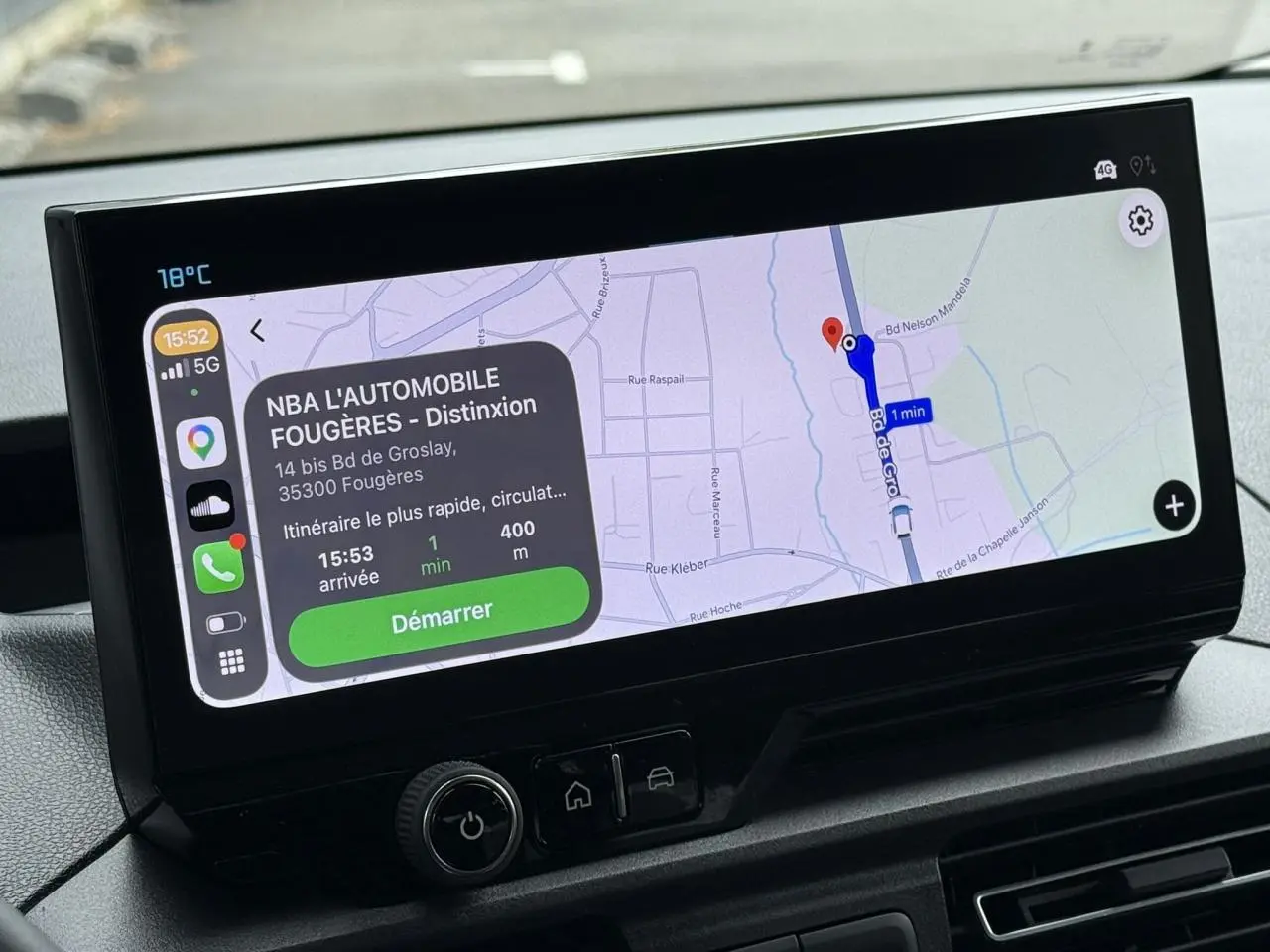 Écran tactile 10 pouces du Citroën Berlingo Multispace 2026 affichant navigation avec interface Apple CarPlay.