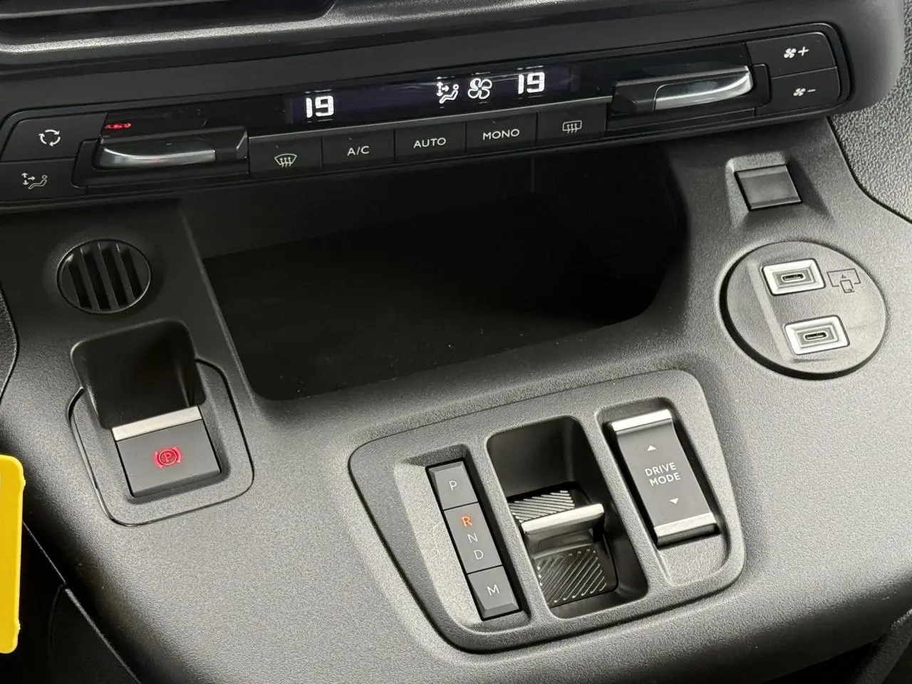 Gros plan sur la console centrale du Citroën Berlingo Multispace gris acier 2026, avec commandes boîte auto et climatisation digitale.