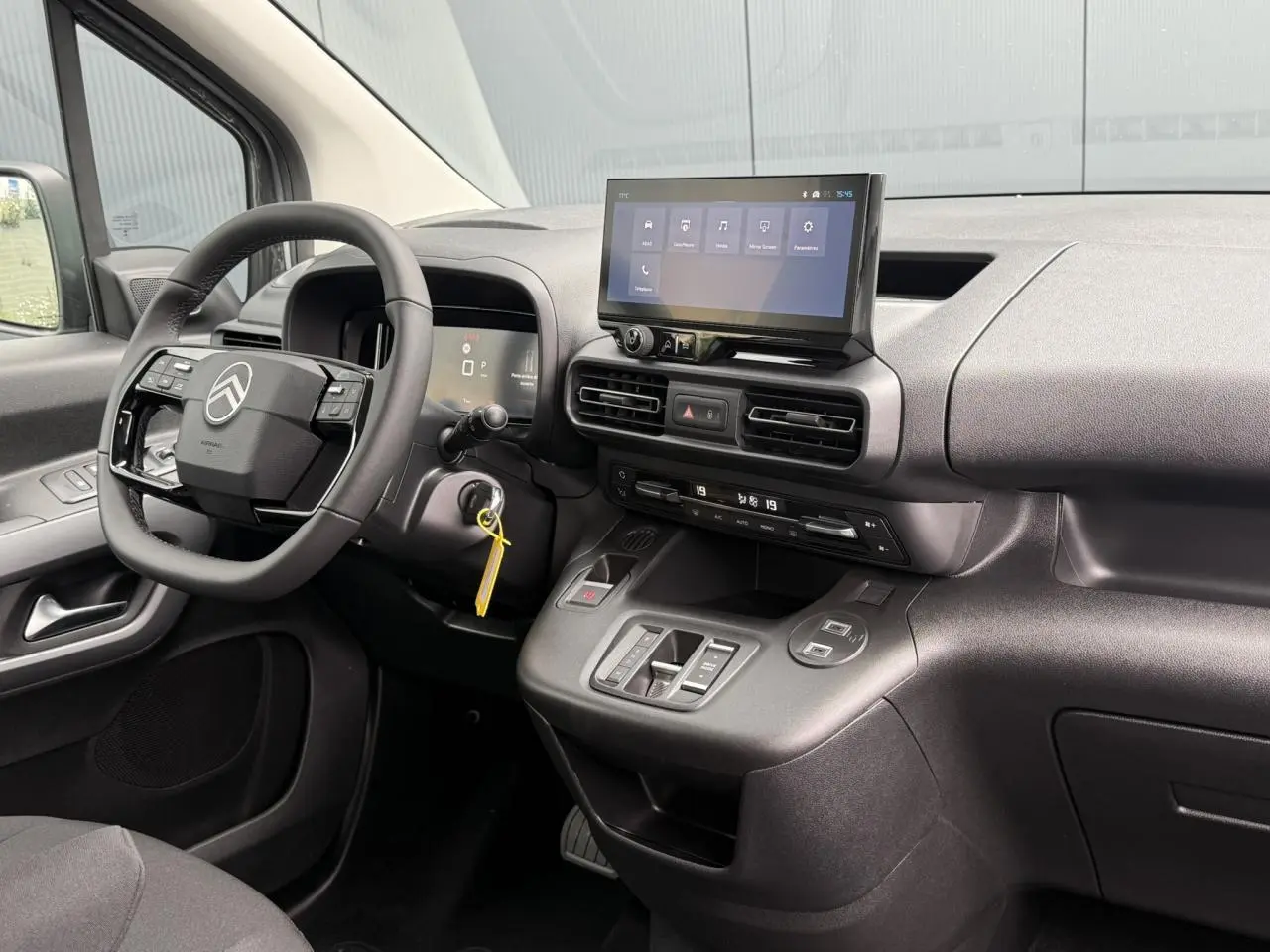 Intérieur du Citroën Berlingo Multispace 2026 vu côté conducteur, tableau de bord noir avec écran tactile flottant.