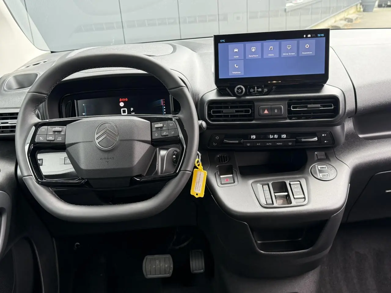 Vue frontale de l'intérieur du Citroën Berlingo Multispace 2026, tableau de bord avec écran tactile et volant multifonctions cuir.