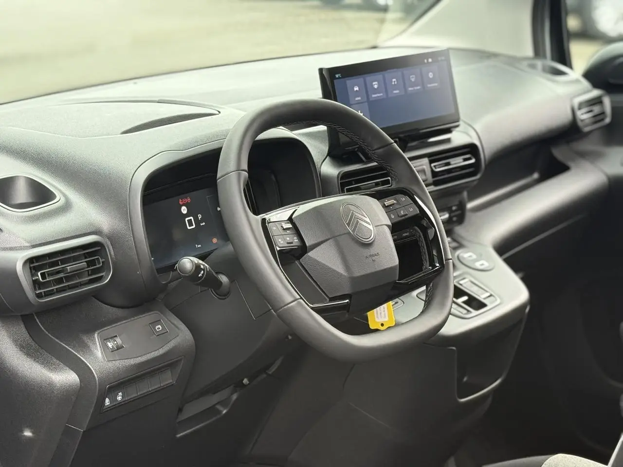 Vue intérieure côté conducteur du Citroën Berlingo Multispace 2026, volant multifonctions cuir et écran tactile central.