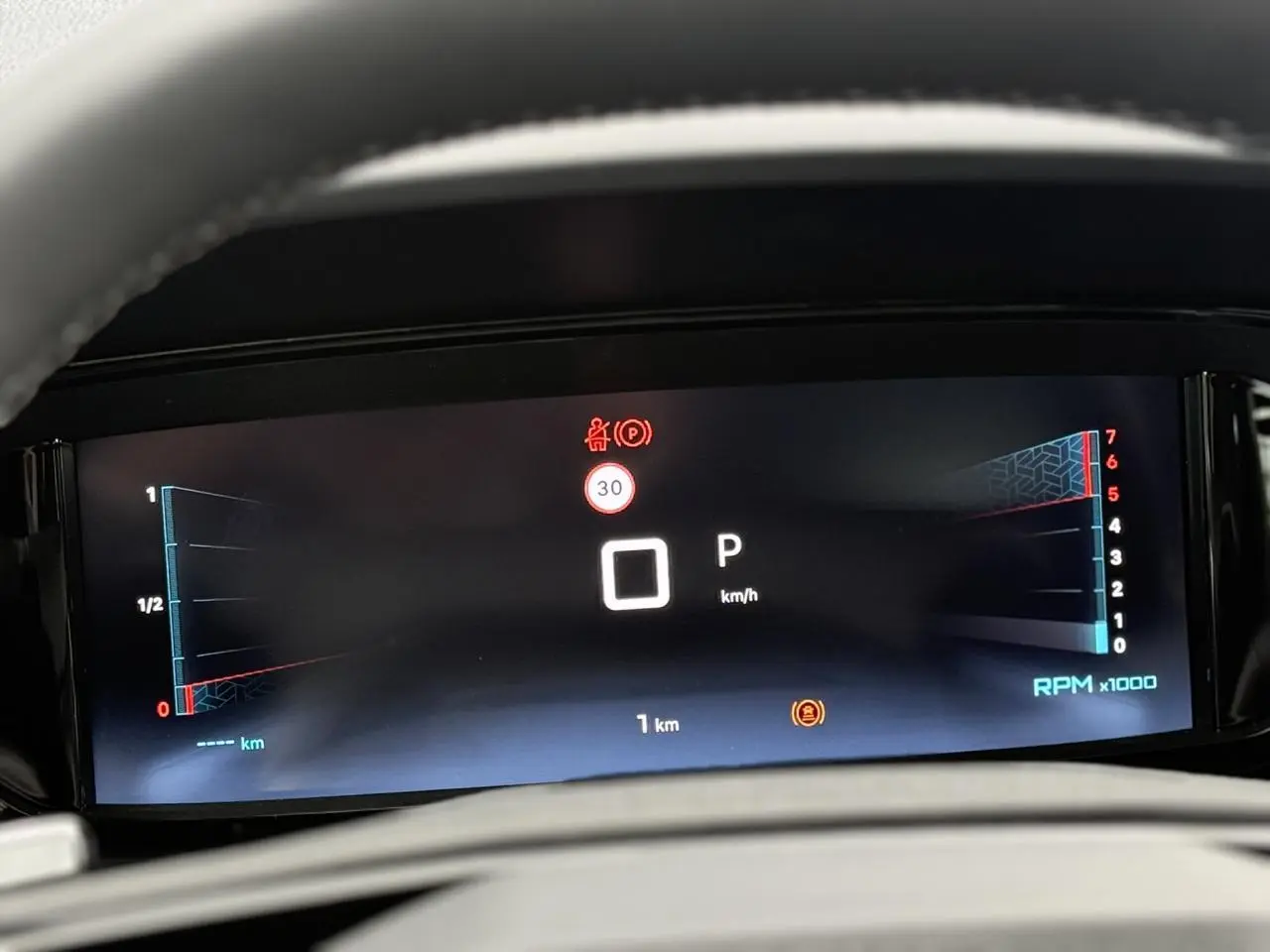 Affichage numérique du combiné de bord du Citroën Berlingo Multispace, avec indication vitesse, régime et alertes.