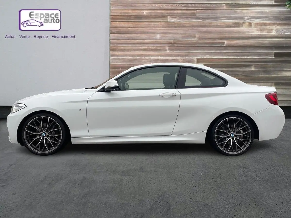 BMW Série 2 Coupé F22 220d M Sport blanc vu de profil côté gauche avec jantes alliage sport noires.