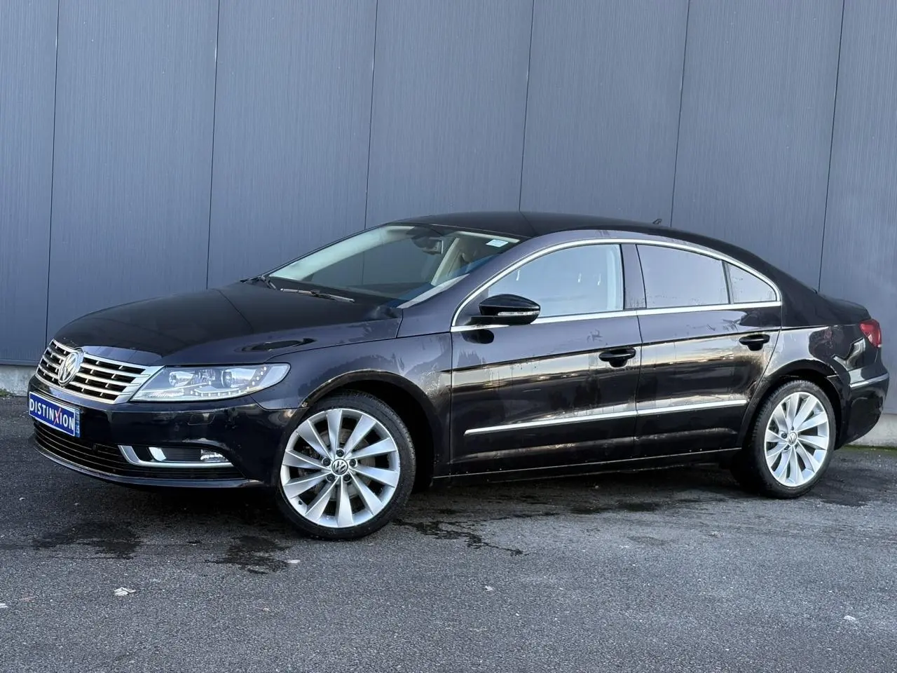 Volkswagen Passat CC 1.4 TSI 2015 en Deep Black, vue profil côté gauche avec jantes alliage 18'' et entourage chromé.