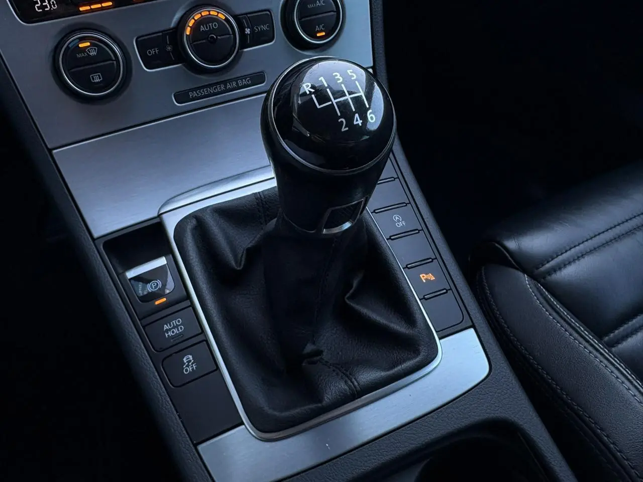 Gros plan sur le levier de vitesses manuel noir et la console centrale en aluminium brossé de la Volkswagen Passat CC Deep Black.