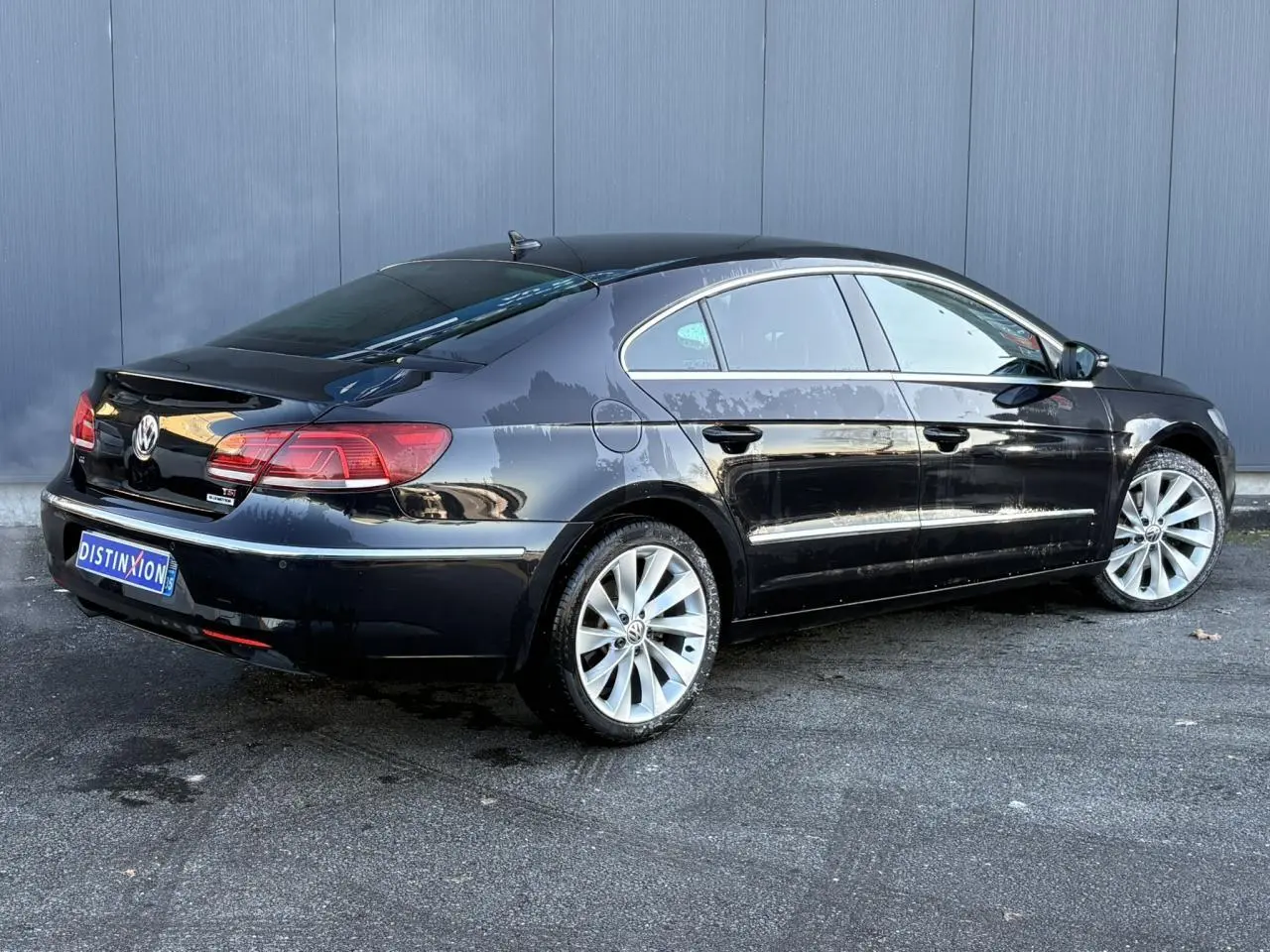 Volkswagen Passat CC 1.4 TSI 2015 en Deep Black, vue 3/4 arrière côté droit avec jantes alliage 18 pouces.