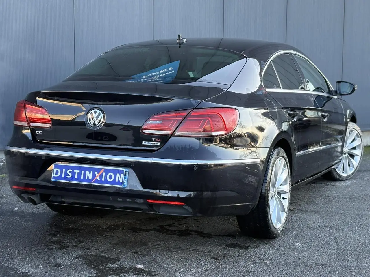 Vue 3/4 arrière droite d'une Volkswagen Passat CC Deep Black avec jantes alliage 18'' et entourage chromé des vitres.