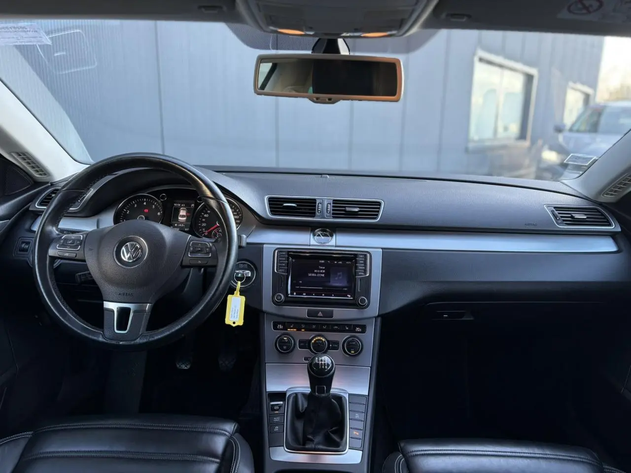 Vue intérieure avant de la Volkswagen Passat CC 1.4 TSI 2015 avec tableau de bord noir et volant cuir multifonction.