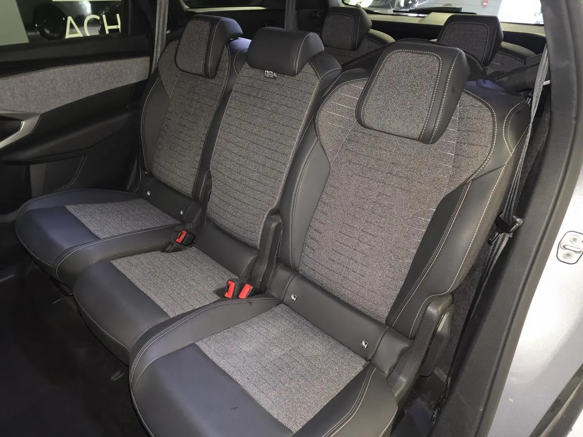 Vue intérieure côté droit sur la banquette tissu gris et cuir noir du Peugeot 5008 2025 hybride.