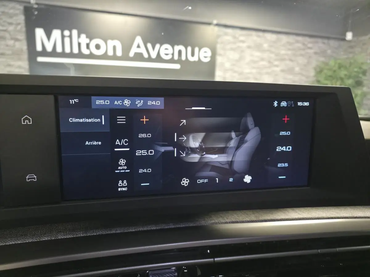 Écran tactile central du tableau de bord du Peugeot 5008 gris, affichant les réglages de climatisation.