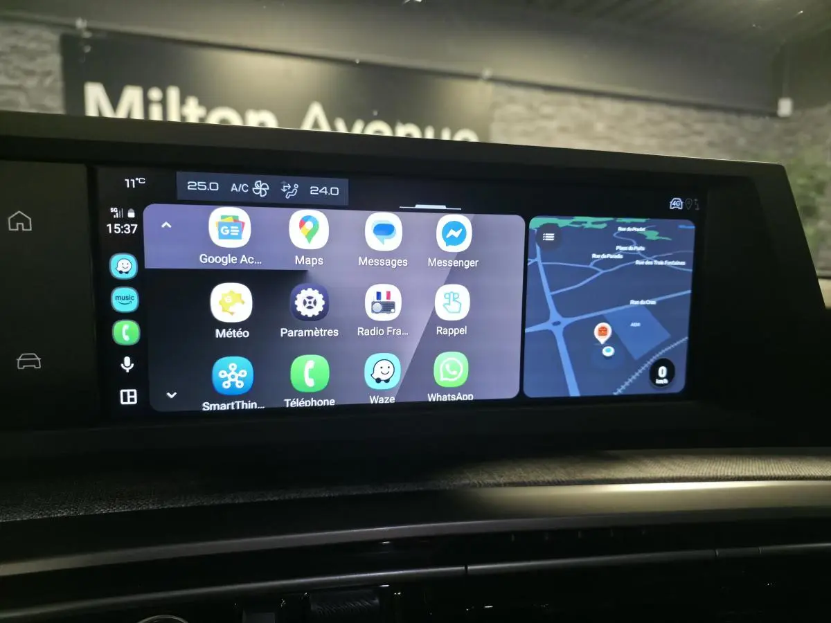 Écran tactile central du Peugeot 5008 2025 affichant des applications de navigation et communication.