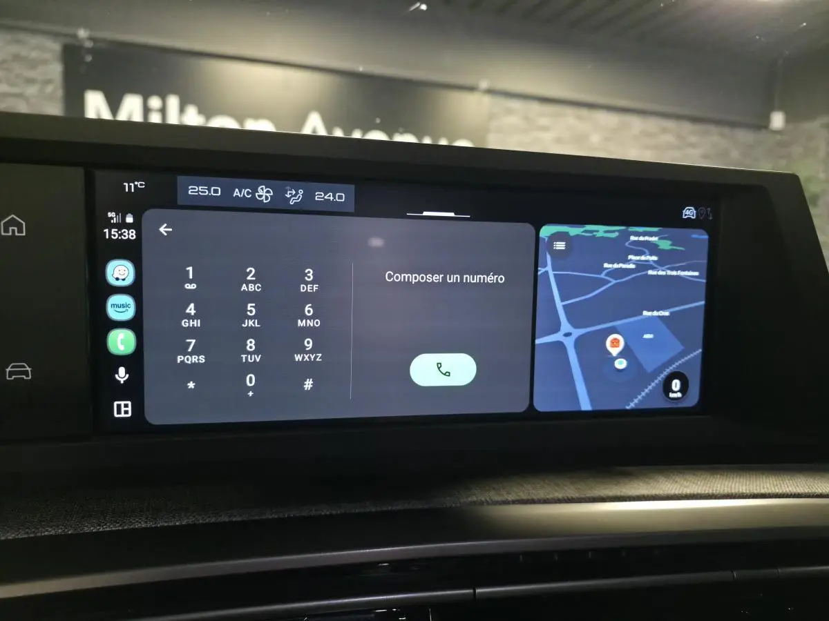 Écran tactile central du Peugeot 5008 gris 2025 affichant la navigation et le composeur téléphonique.