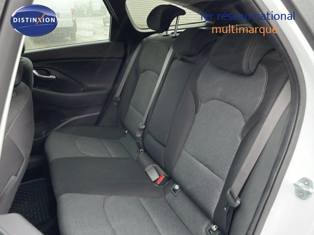 Vue intérieure côté droit des sièges arrière en tissu gris et noir d'une Hyundai i30 SW blanc polaire de 2021.