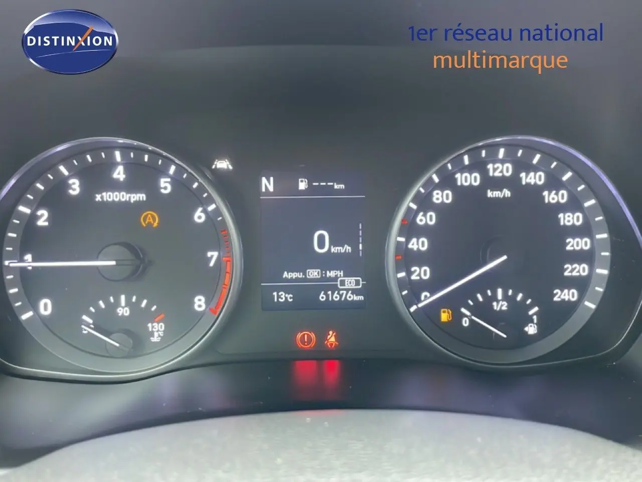 Vue rapprochée du tableau de bord de la Hyundai i30 SW blanc polaire, affichant compte-tours, vitesse et indicateurs numériques.