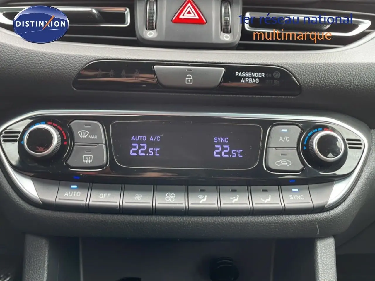 Gros plan sur la console centrale de la Hyundai i30 SW 2021, affichant la climatisation automatique à 22,5°C.